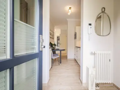 Eingangsbereich mit Blick in die Küche