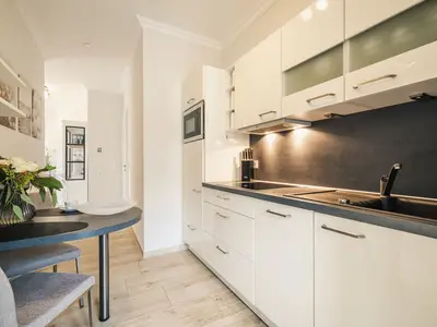 offene Küchenzeile mit Essbereich