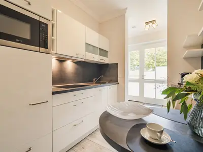 offene Küchenzeile mit Essbereich