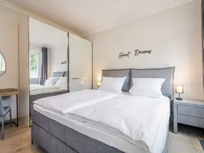 Schlafzimmer mit Doppelbett