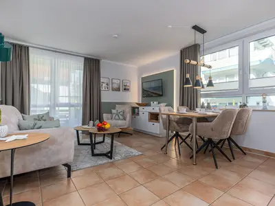 Wohnbereich mit Sofa und Essbereich