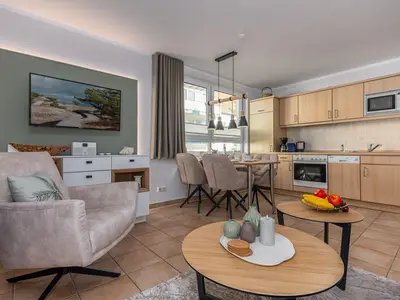 Wohnbereich mit Sofa und Essbereich