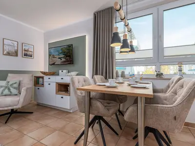 Wohnbereich mit Sofa und Essbereich