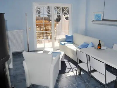 Wohnbereich mit Sofa und Sessel