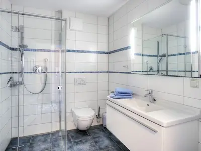 Badezimmer mit ebenerdiger Dusche