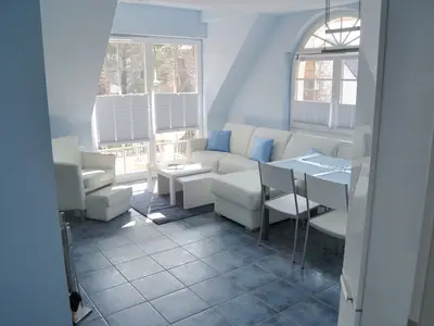 Wohnbereich mit Sofa und Sessel