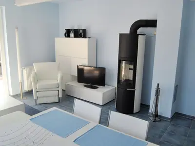 Wohnbereich mit TV und Kamin