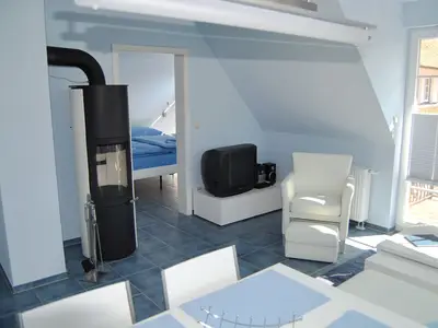 Wohnbereich mit TV und Kamin