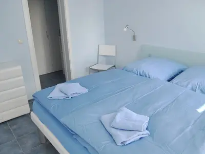 Schlafzimmer mit Doppelbett und Kleiderschrank