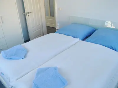 Schlafzimmer mit Doppelbett und Kleiderschrank