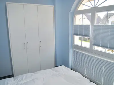 2. Schlafzimmer mit Doppelbett und Kleiderschrank