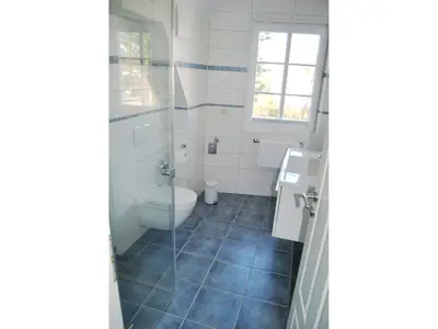 Badezimmer mit WC und Waschbecken