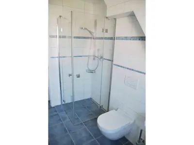 Badezimmer mit ebenerdiger Dusche