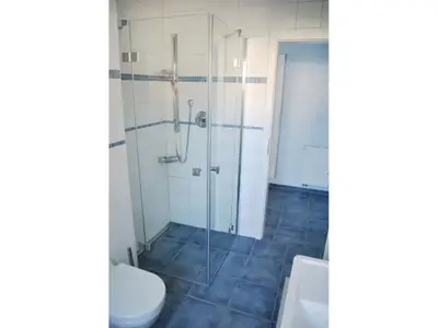 Badezimmer mit ebenerdiger Dusche