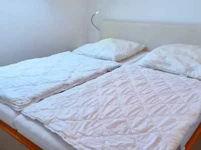 Schlafzimmer mit Doppelbett und TV