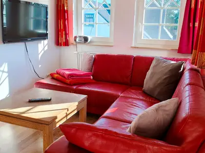 Wohnbereich mit Sofa und TV