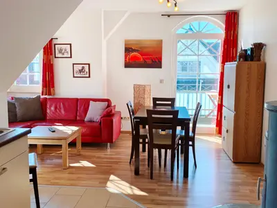 Blick auf Essbereich und Kaminofen