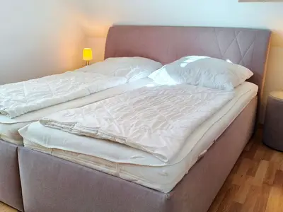 Schlafzimmer mit Doppelbett