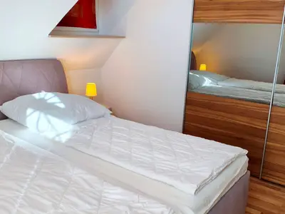 Schlafzimmer mit Doppelbett und Kleiderschrank