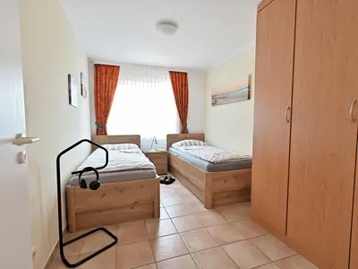 Schlafzimmer mit zwei Einzelbetten