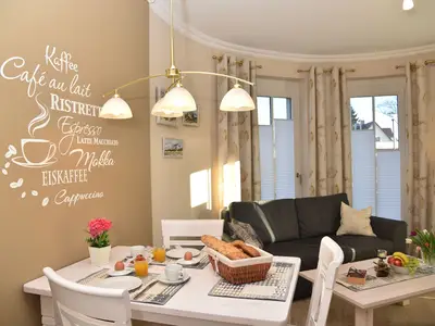 Esstisch und Blick in den Wohnbereich