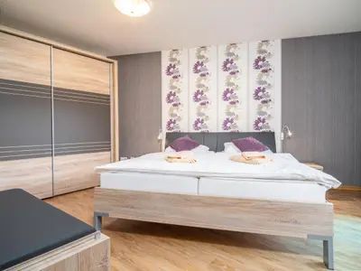 Schlafzimmer mit Doppelbett