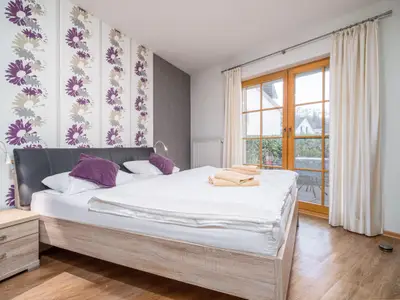 Schlafzimmer mit Doppelbett