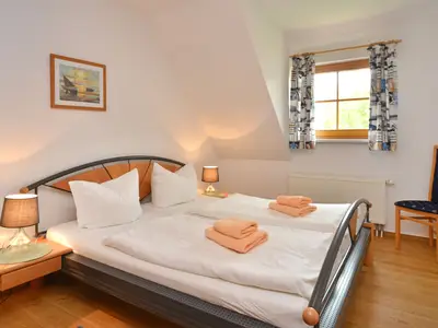 Schlafzimmer mit Doppelbett