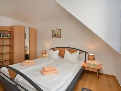 Schlafzimmer mit Doppelbett