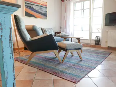 Wohnbereich mit Sofa und Sessel