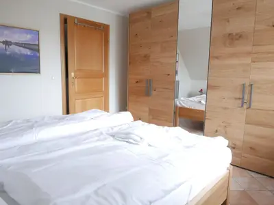 Schlafzimmer mit Doppelbett und Kleiderschrank