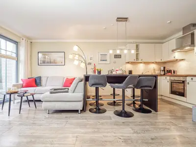 Blick in den Wohnbereich mit Essecke und Küche