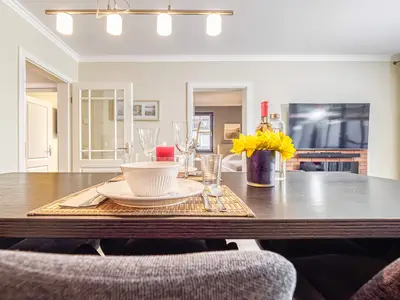 Essbereich mit Blick ins Wohnzimmer