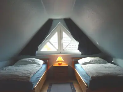 Schlafzimmer mit zwei Einzelbetten