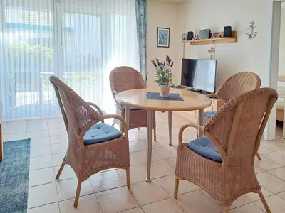 Esstisch mit Bestuhlung