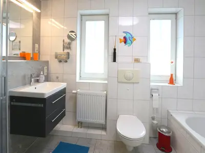 Badezimmer mit Badewanne und Dusche