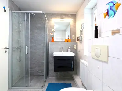 Badezimmer mit ebenerdiger Dusche