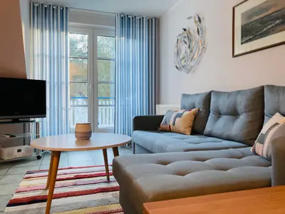 Wohnbereich mit Sofa und TV