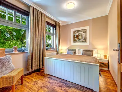 Schlafzimmer mit großen Doppelbett