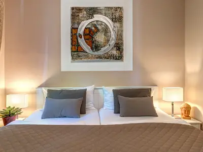 Schlafzimmer mit großen Doppelbett