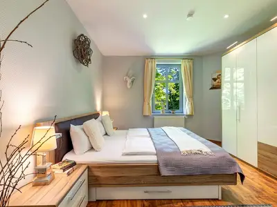 Schlafzimmer mit großen Doppelbett