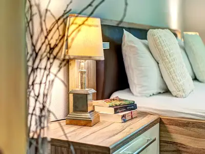 Schlafzimmer mit großen Doppelbett