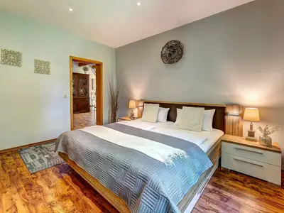 Schlafzimmer mit großen Doppelbett