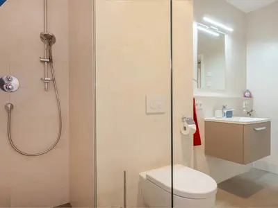 Badezimmer mit Dusche