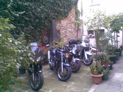 Motorräder im Hof