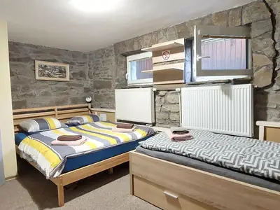 Schlafzimmer mit 160-cm Doppelbett und Einzelbett