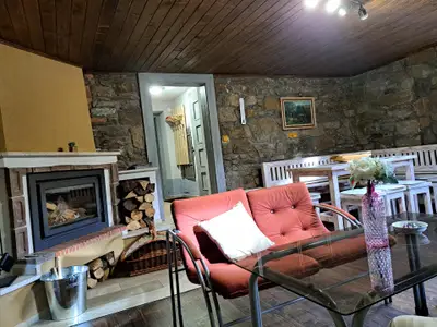 Gemütlicher Wohnbereich mit Kamin