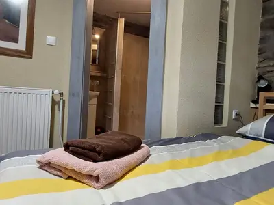 Privates Schlafzimmer mit Bad