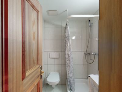 Apartment-Belvair-Zuoz-Badezimmer-Dusche