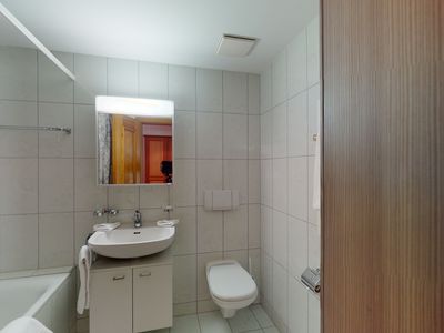 Apartment-Belvair-Zuoz-Badezimmer-Badewanne